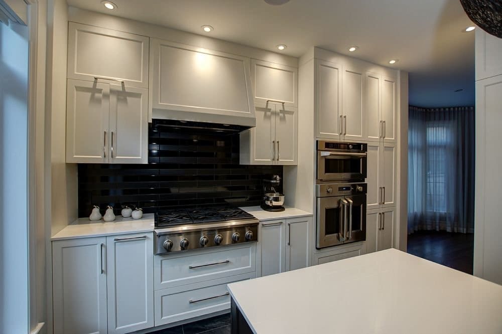 Cuisine avec céramique noire au mur et luminaires noirs