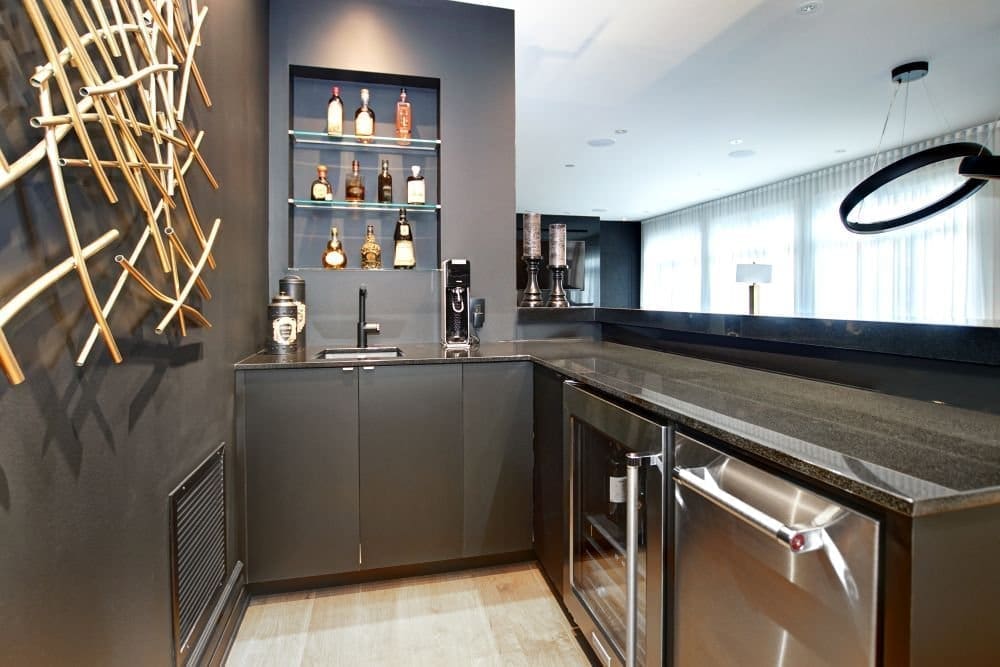 Un coin-bar noir pour recevoir