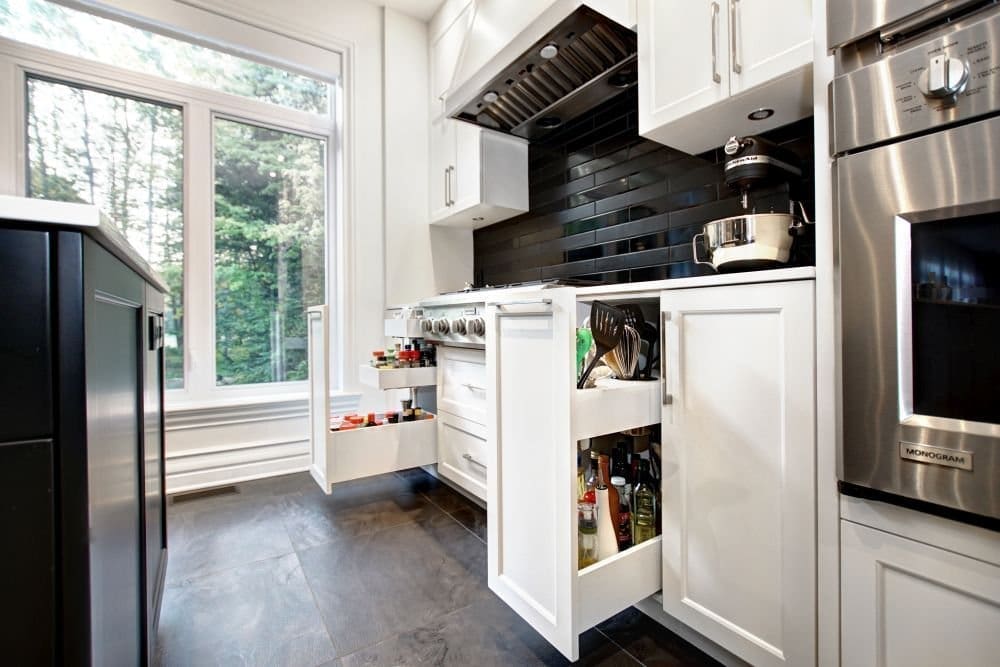 Cuisine avec céramique noire au mur et luminaires noirs