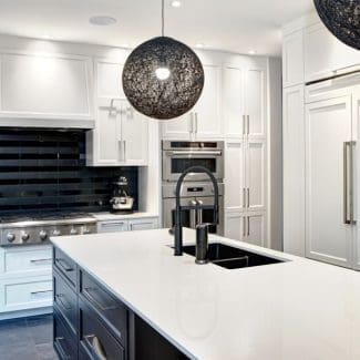 Cuisine avec céramique noire au mur et luminaires noirs