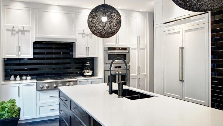 Cuisine avec céramique noire au mur et luminaires noirs