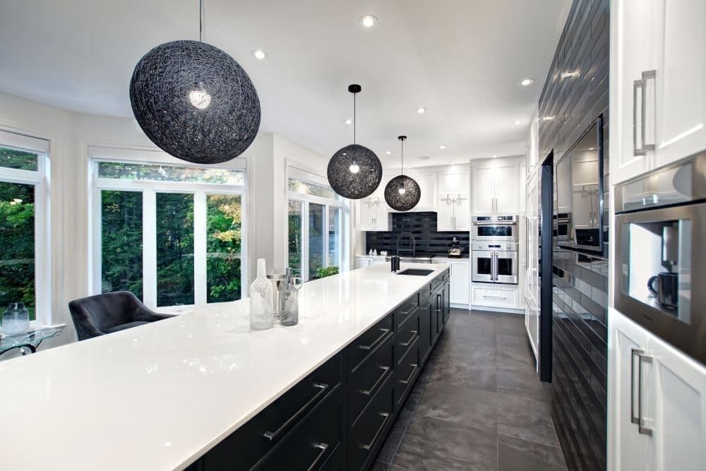 Cuisine avec céramique noire au mur et luminaires noirs