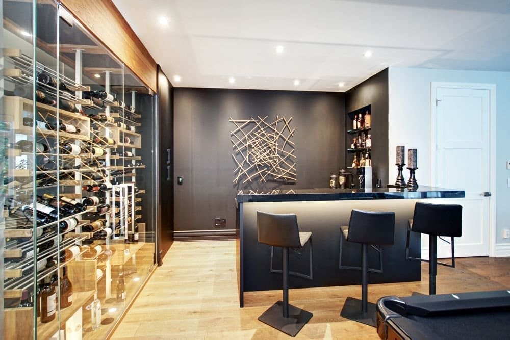 Un coin-bar noir pour recevoir