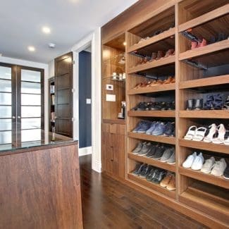 Garde-robe style walk-in réalisé par Macucina