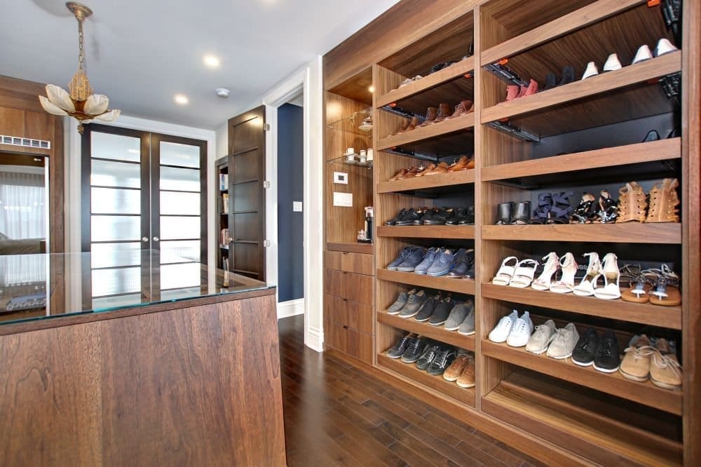 Garde-robe style walk-in réalisé par Macucina