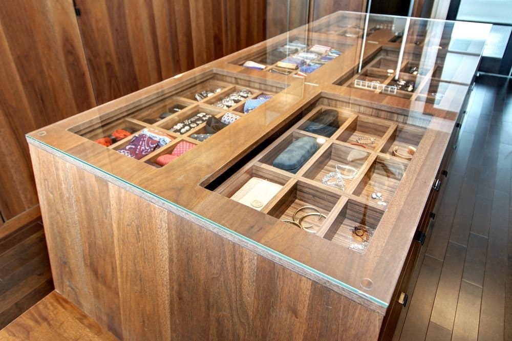 Îlot de rangement dans un garde-robe walk-in