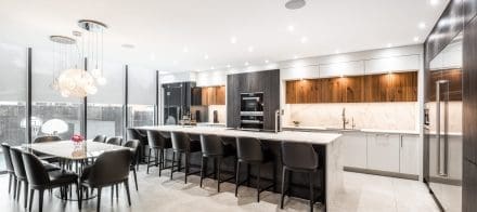 Cuisine contemporaine, grise, blanche et bois