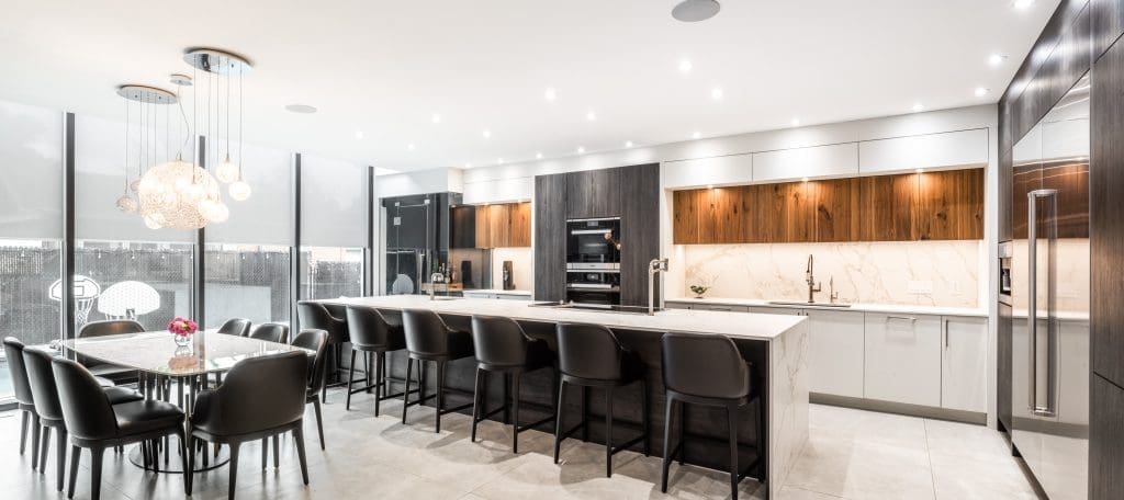 Grande cuisine moderne grise blanche et bois