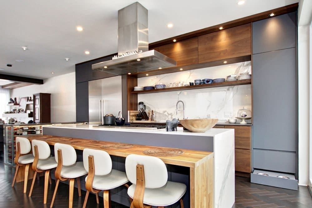 Îlot avec zone de cuisson avec un four encastré et une hotte