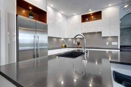 Comptoir de granite gris charcoal dans une cuisine moderne