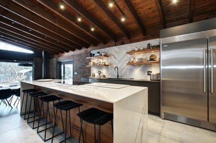 Cuisine tendance avec tablettes autoportantes