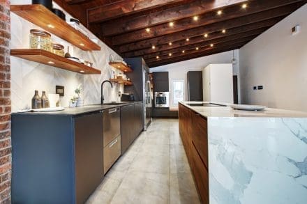 Espace de travail avec plaque de cuisson et hotte escamotable