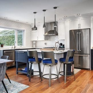 Cuisine classique et portes d'armoires blanches shaker en MDF laqué mat