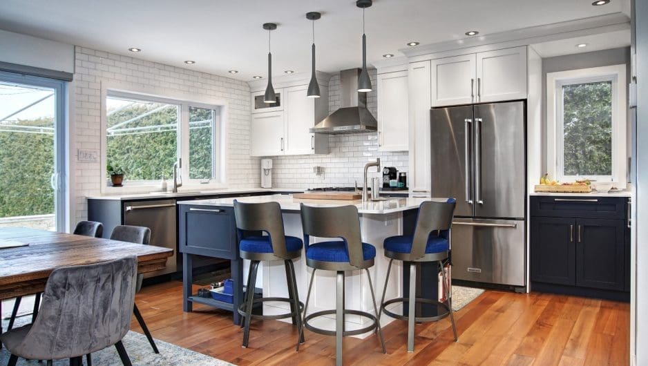 Cuisine classique et portes d'armoires blanches shaker en MDF laqué mat