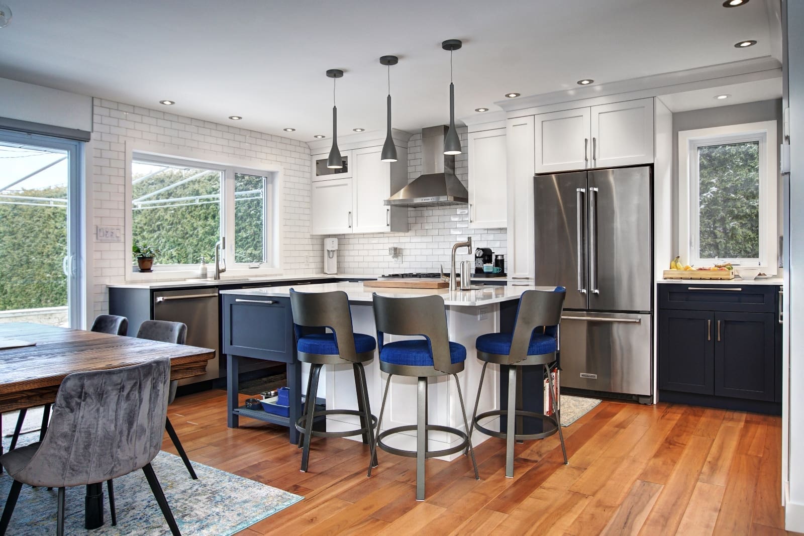 Cuisine classique et portes d'armoires blanches shaker en MDF laqué mat