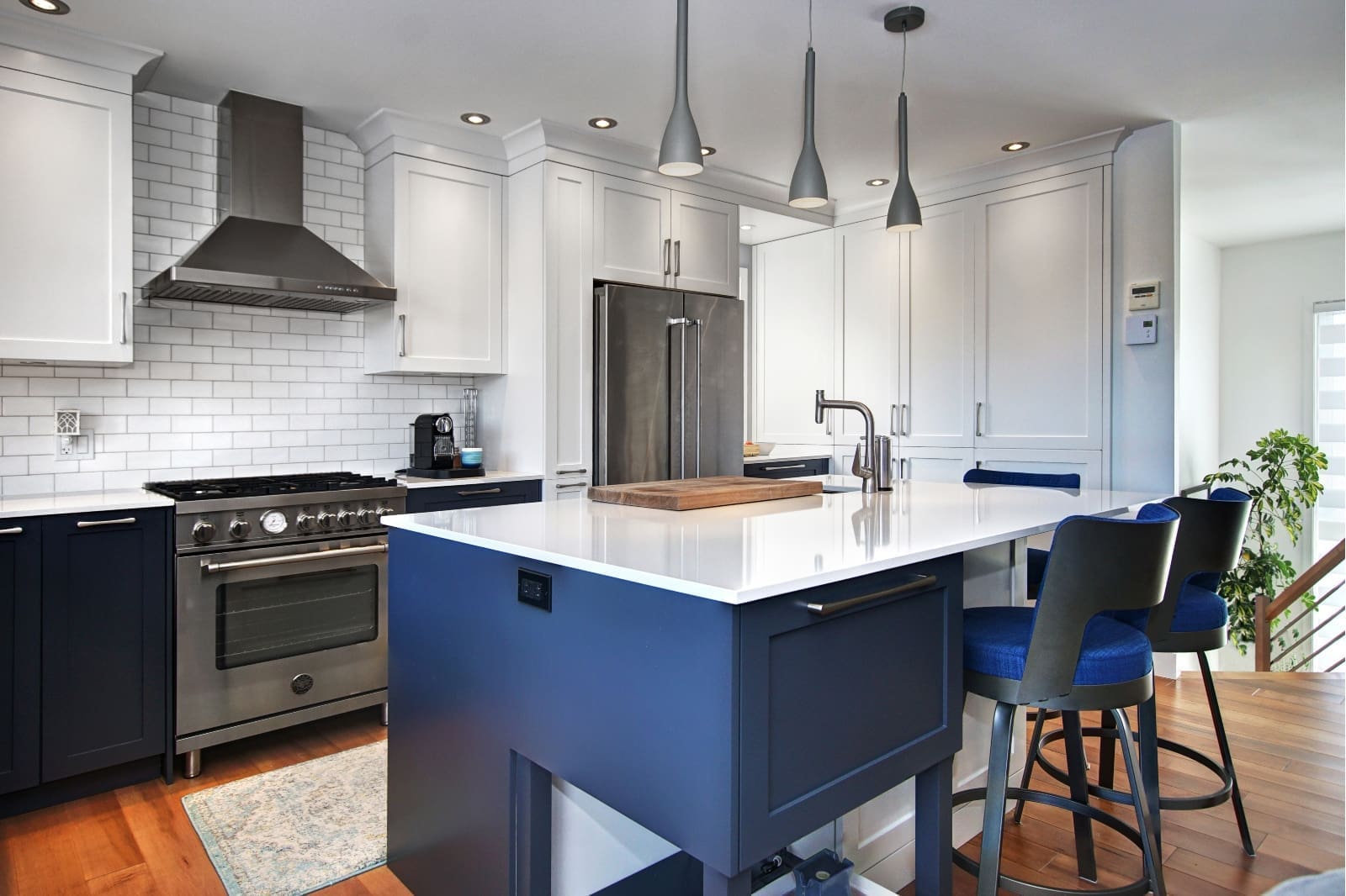 Cuisine classique bleue et blanche vue 5