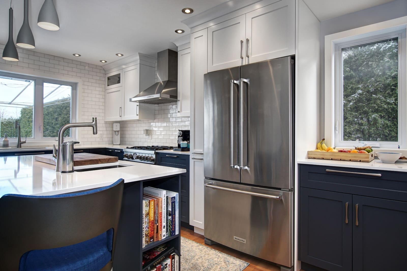 Cuisine classique bleue et blanche vue 3