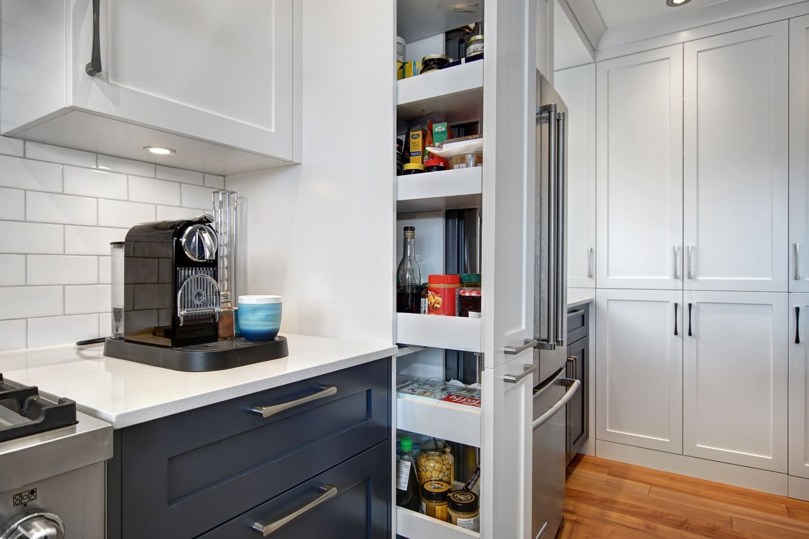 Cuisine classique bleue et blanche vue 1