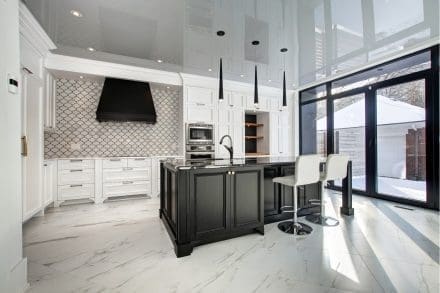 Cuisine classique camouflant les électroménagers