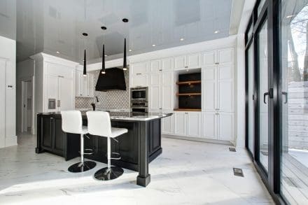 Cuisine classique camouflant les électroménagers