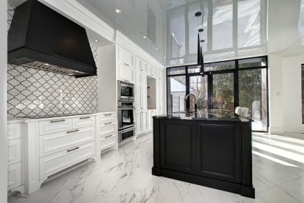 Dosseret en porcelaine marbrée au motif d'arabesque