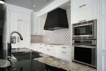 Comptoir d'’îlot en granit noir avec motif marbré