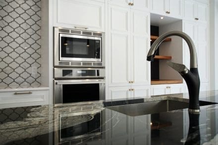 Comptoir d'’îlot est de cuisine en granit noir avec motif marbré