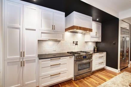 Cuisine avec portes d'armoires blanches