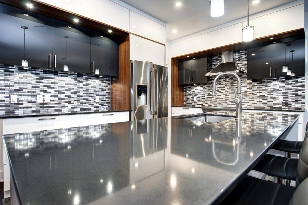 Cuisine avec armoires et dosseret