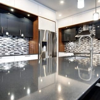 Cuisine avec armoires et dosseret