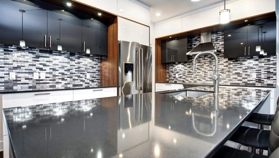 Cuisine avec armoires et dosseret