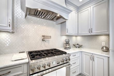 Cuisine classique et traditionnelle aux tons monochromes