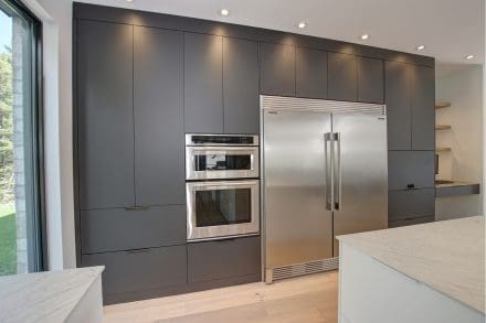 Cuisine moderne grise et blanche vue 4