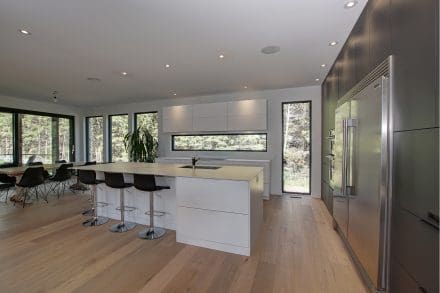 Cuisine moderne grise et blanche vue 6