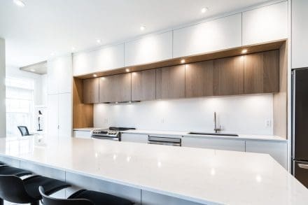 Cuisine contemporaine avec grand îlot avec tabourets.