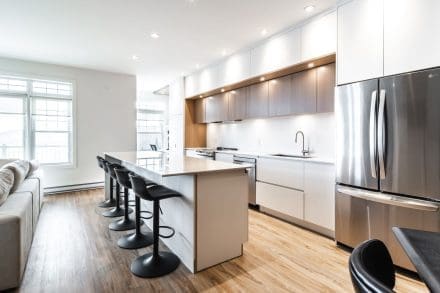 Cuisine contemporaine avec grand îlot avec tabourets.