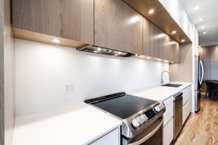 Cuisine mariant le blanc et la chaleur du bois