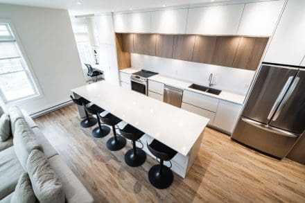 Cuisine contemporaine avec grand îlot avec tabourets.