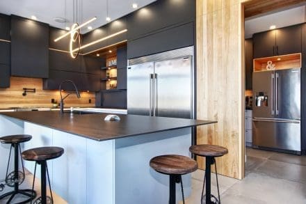 Garde-manger walk-in dans une cuisine industrielle