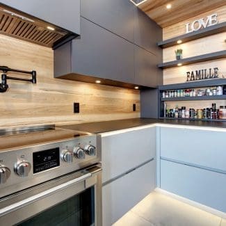 Armoires en PET gris foncé mat et placage d’érable rustique dans une cuisine contemporaine