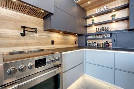 Armoires en PET gris foncé mat et placage d’érable rustique dans une cuisine contemporaine