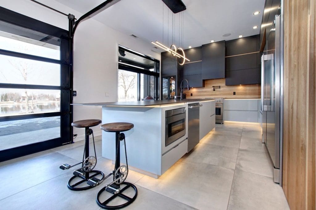 Plancher de céramique au look béton dans une cuisine contemporaine