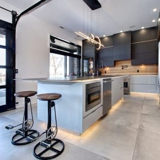 Plancher de céramique au look béton dans une cuisine contemporaine