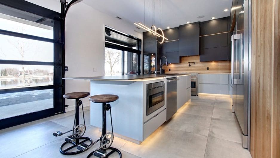 Plancher de céramique au look béton dans une cuisine contemporaine