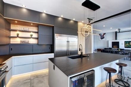 Cuisine contemporaine avec luminaires encastrés