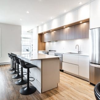 Cuisine contemporaine blanche avec une touche de bois