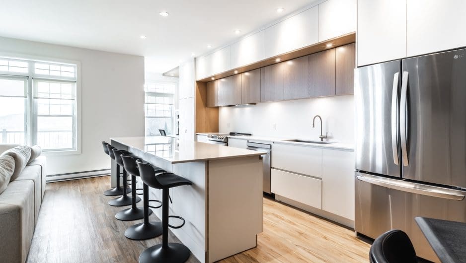 Cuisine contemporaine blanche avec une touche de bois