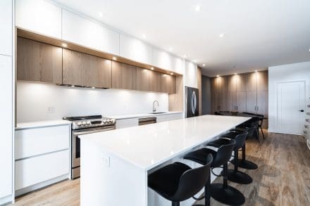 Cuisine blanche et bois avec salle à manger