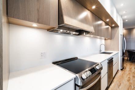 Cuisine blanche et bois, vue sur l'espace de travail