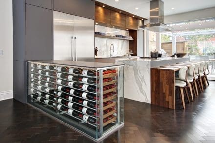 Cuisine contemporaine grise et bois vue 4